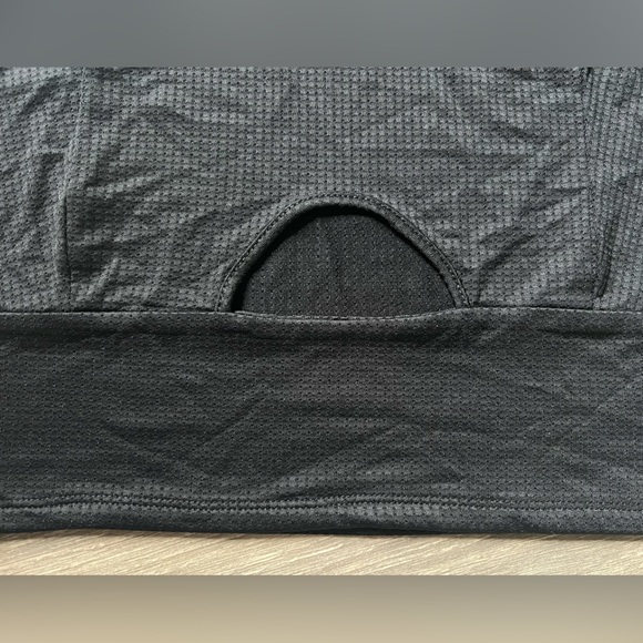 Demeanor cropped halter top with keyhole detail. Size m - Picture 3 of 6